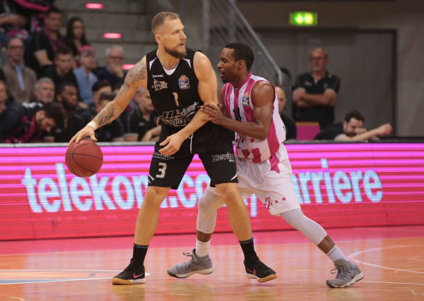 大乐透开2注1800万+2注1000万 奖池12.9亿元.